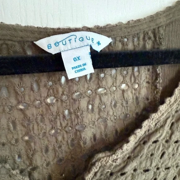 Plus size women’s blouse - Picture 3 of 4